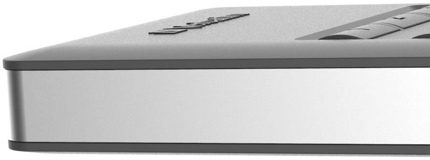 Ein silbernes, flaches elektronisches Gerät mit abgerundeten Ecken und schwarzen Details, möglicherweise ein Laptop oder Tablet.