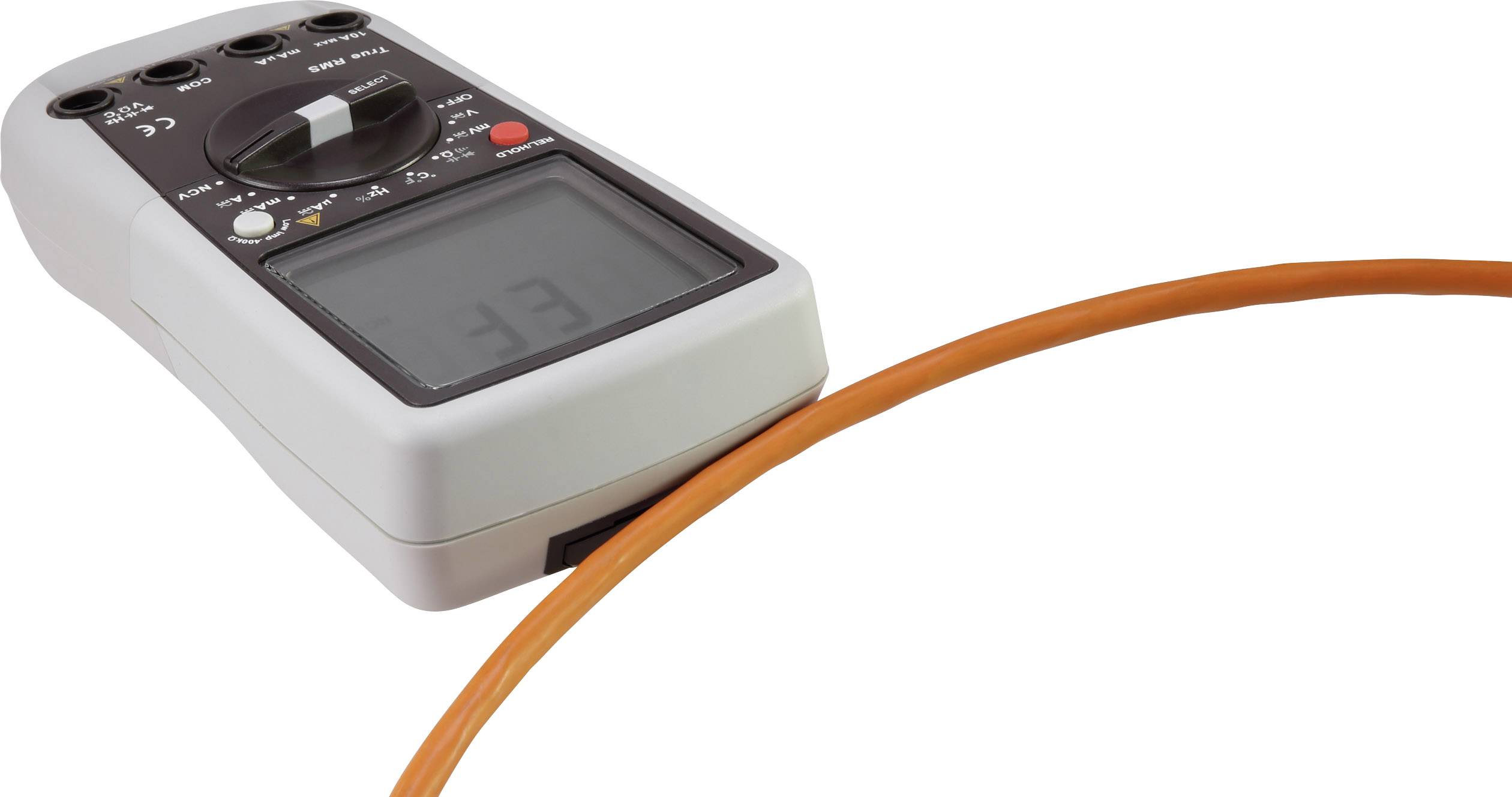 Ein weißes digitales Multimeter zeigt 'EF' im Display an. Ein orangefarbenes Kabel liegt über dem Gerät.