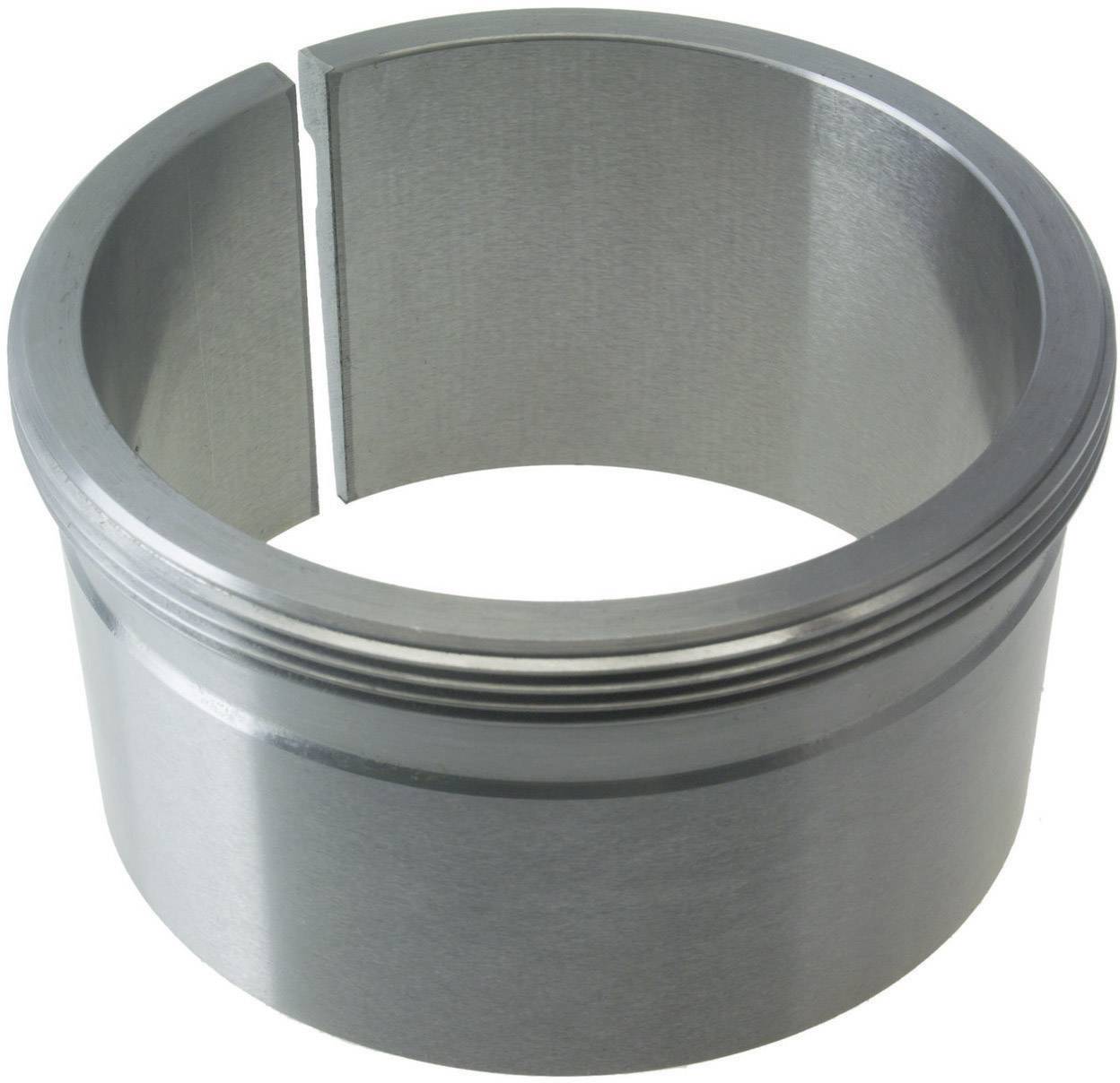 Ein metallener, zylindrischer Ring mit einem Schlitz an der Seite, auf einer weißen Oberfläche liegend.