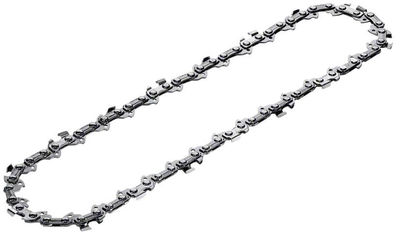 Eine metallene Kettensägekette, oval gelegt, auf weißem Hintergrund.