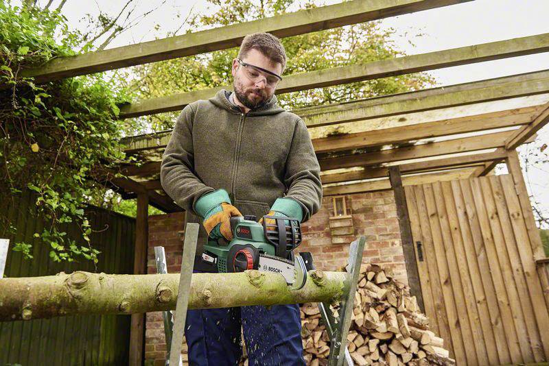 Bosch Home and Garden UniversalChain 18 Akku Kettensäge inkl. Akku, mit Schutzbügel Schwertlänge 200 mm