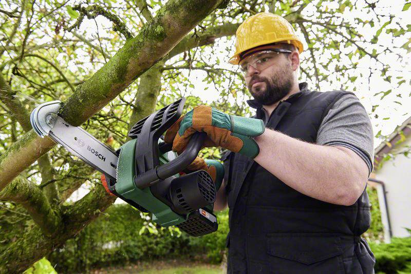 Bosch Home and Garden UniversalChain 18 Akku Kettensäge inkl. Akku, mit Schutzbügel Schwertlänge 200 mm