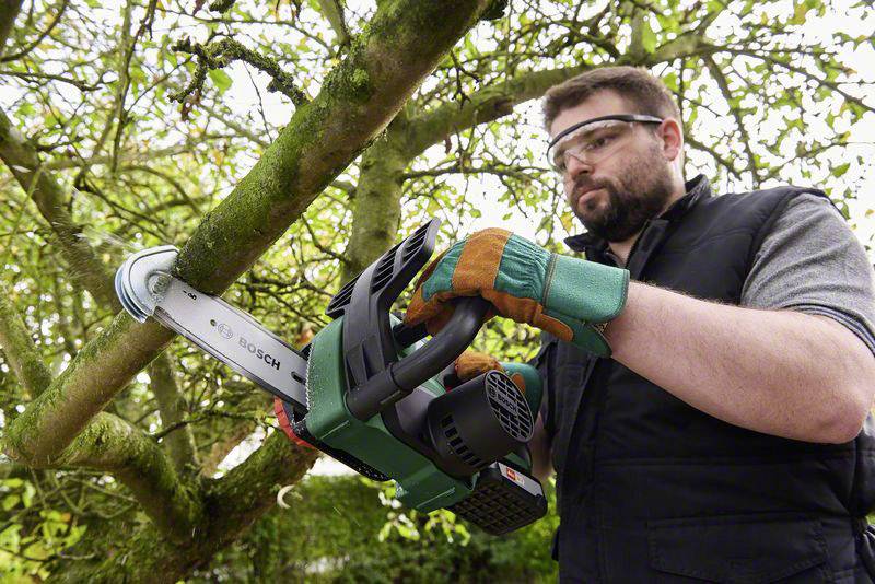 Bosch Home and Garden UniversalChain 18 Akku Kettensäge ohne Akku, mit Schutzbügel Schwertlänge 200 mm