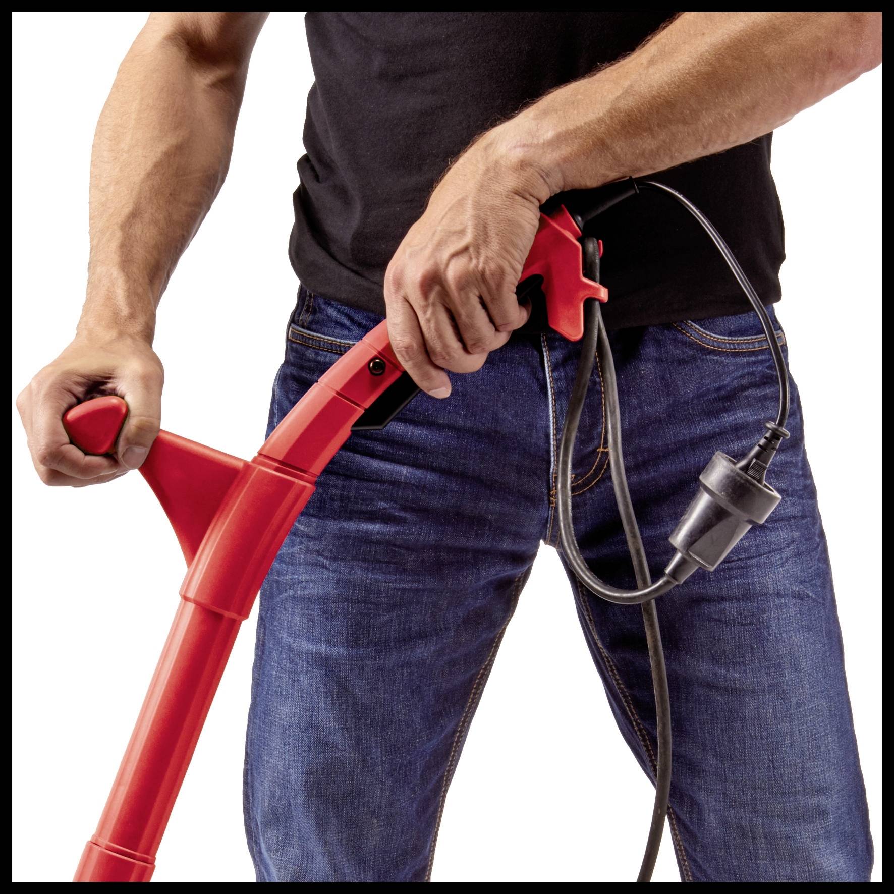 Person hält einen roten Staubsauger in den Händen. Der Staubsauger hat ein schwarzes Kabel.