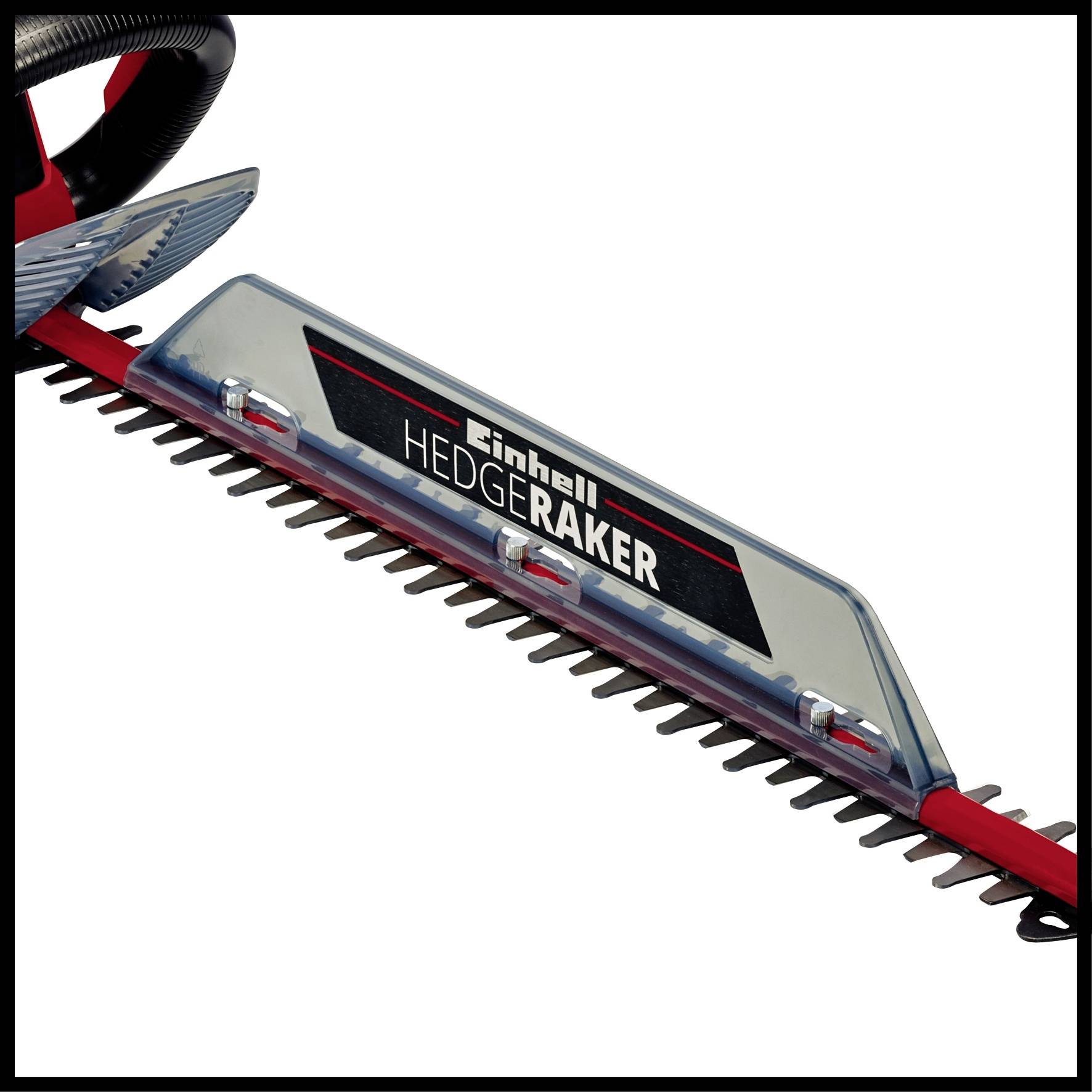 Nahaufnahme einer Heckenschere mit der Aufschrift 'Einhell Hedgeraker'. Zu sehen sind die scharfen Klingen und ein Schutzschild.