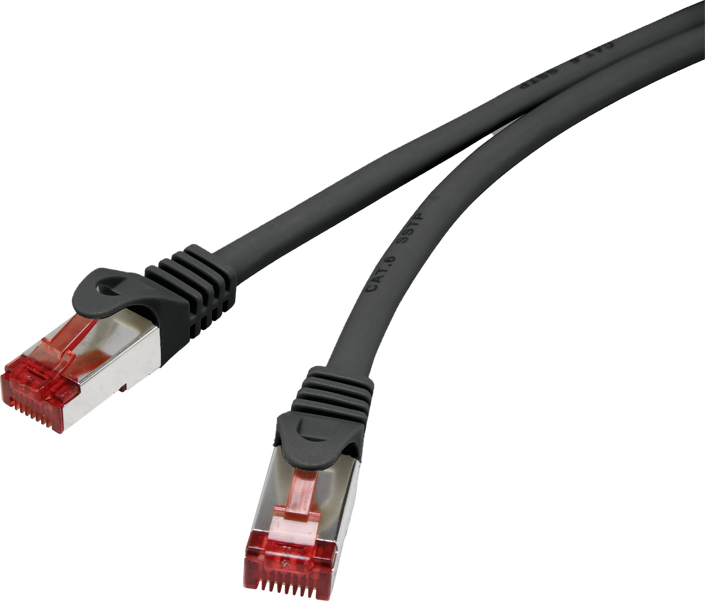 Ein schwarzes Ethernet-Kabel mit zwei roten RJ45-Steckern an den Enden, für Netzwerkverbindungen verwendet.