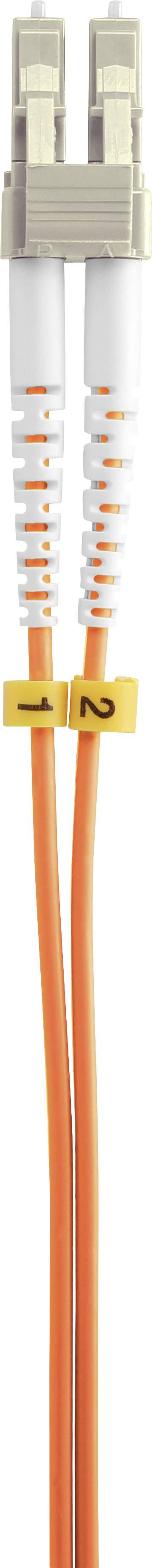 Ein orangefarbenes Glasfaserkabel mit zwei Steckern an den Enden, gekennzeichnet mit gelben Etiketten, nummeriert 1 und 2.