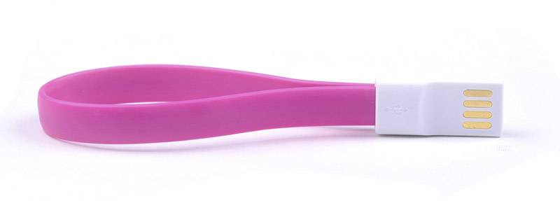 Ein pinkfarbenes USB-Kabel mit einem flachen und flexiblen Design, bei dem der USB-Stecker an einem Ende sichtbar ist.