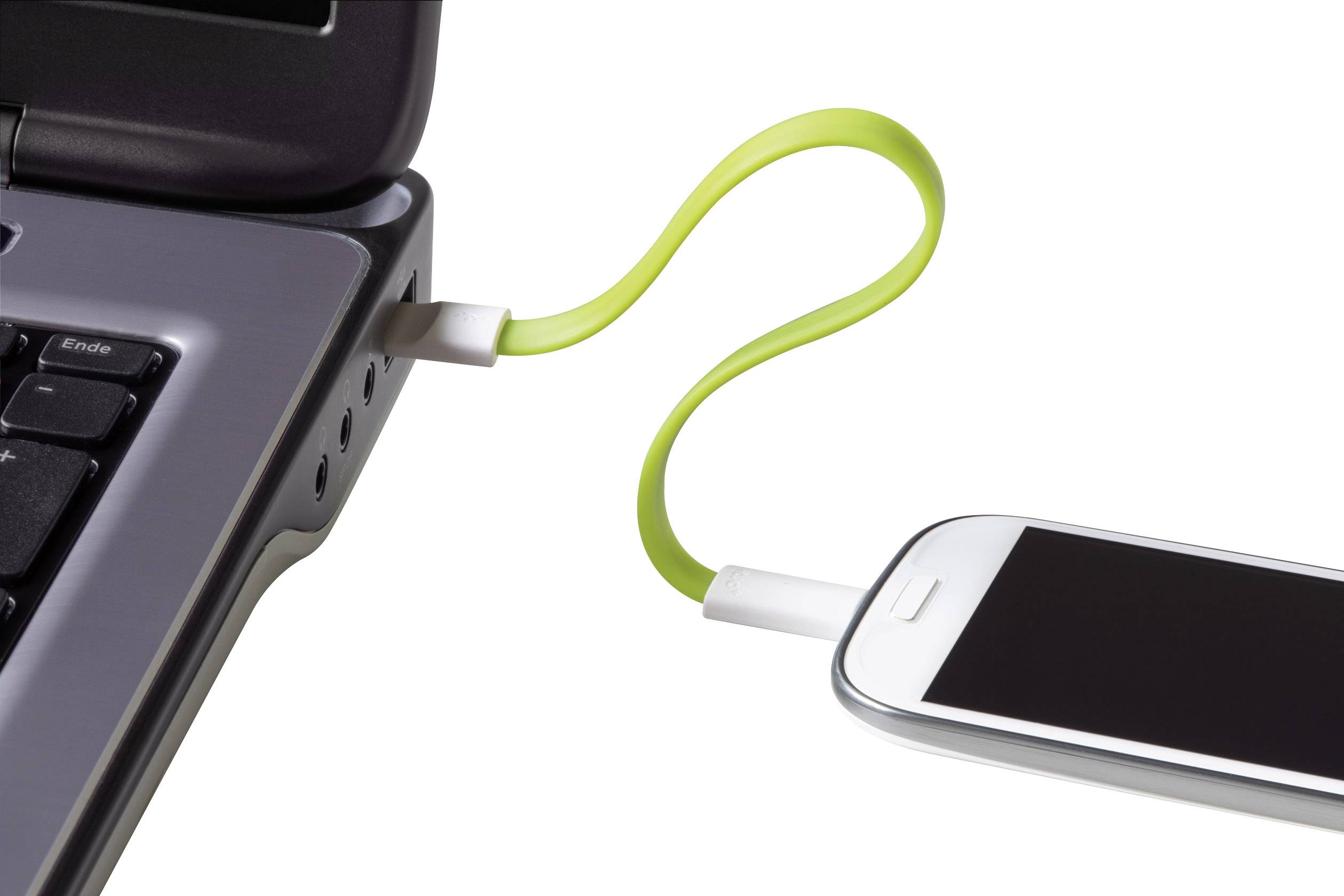 Ein Smartphone wird mit einem grünen USB-Kabel an einen Laptop angeschlossen, um es aufzuladen.