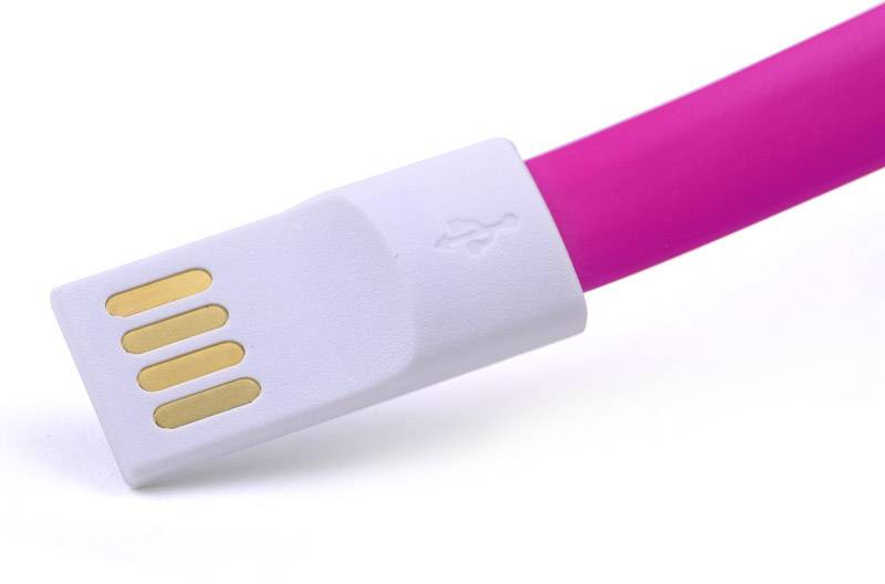 Ein pinkes USB-Kabel mit einem weißen Stecker, der goldene Anschlusskontakte zeigt.
