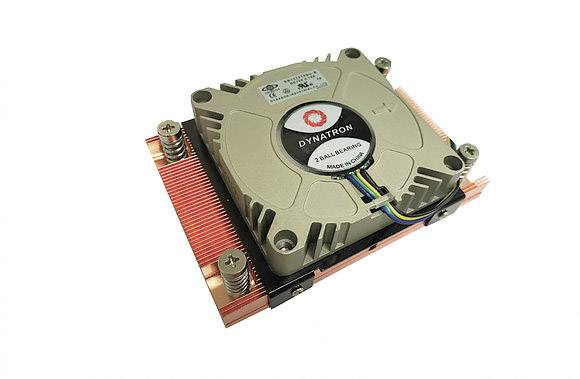 Ein CPU-Kühler mit Lüfter von oben, quadratisch, aus Metall mit Kupferlamellen und vier Schrauben in den Ecken, sichtbar auf weißem Hintergrund.