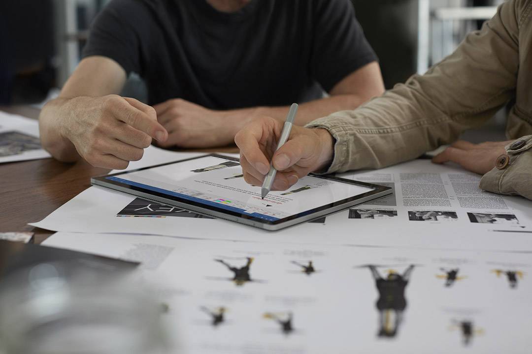 Microsoft WiFi 16 GB RAM Silber 38.1 cm (15 Zoll) Intel® Core™ i7 4 x 1.9 GHz / max. 4.2 GHz Win 10 Pro Windows®-Tablet / 2-in-1