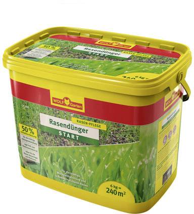 Gelber Eimer mit WOLF-Garten Rasendünger. Aufschrift: 'Rasenpflege Start, 6 kg = 240 m²'. Etikett zeigt grünen Rasen.