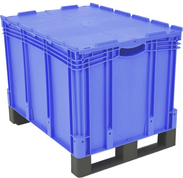 Blauer Kunststoffbehälter mit Deckel auf einer schwarzen Palette. Geeignet für Lagerung oder Transport von Waren.