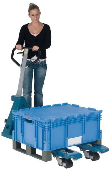 Eine Person schiebt mit einem Handhubwagen einen großen blauen Kunststoffbehälter auf Rädern.