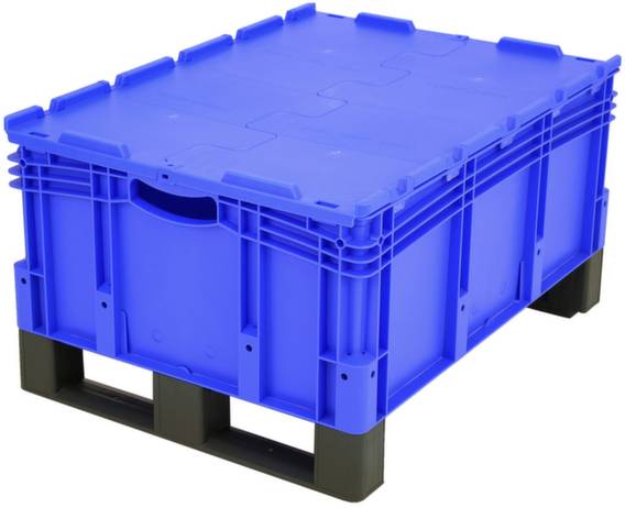 Blaue Kunststoffkiste mit Deckel, stapelbar und auf einer schwarzen Palette. Geeignet für Lagerung und Transport.