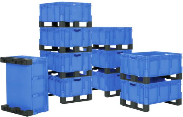 Mehrere blaue Kunststoffkisten sind in zwei Stapeln gestapelt, mit schwarzen Trennstücken dazwischen. Eine Kiste liegt seitlich.