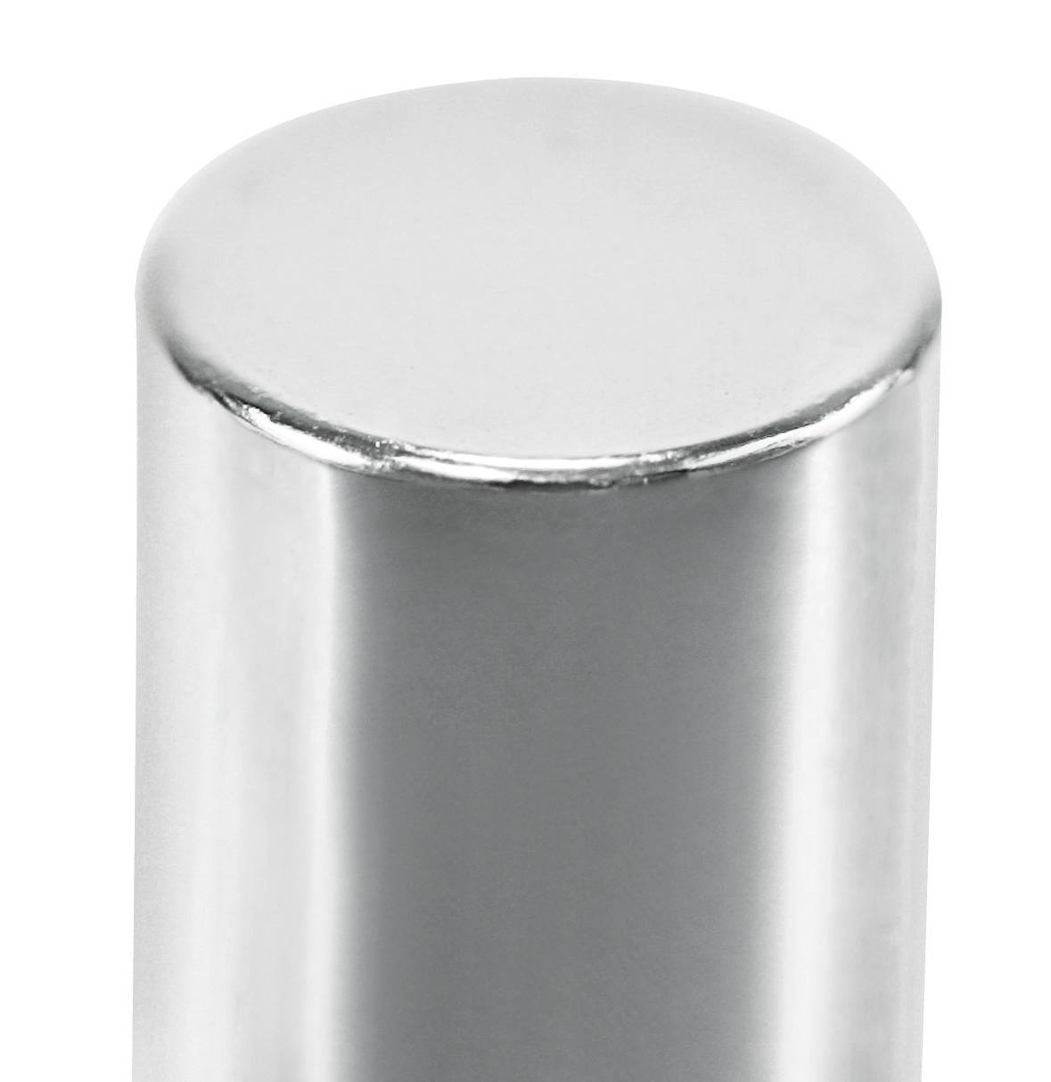 Ein silberner, zylindrischer Metallstab, glänzend und glatt, zeigt eine gleichmäßige Oberfläche ohne erkennbare Strukturen oder Details.