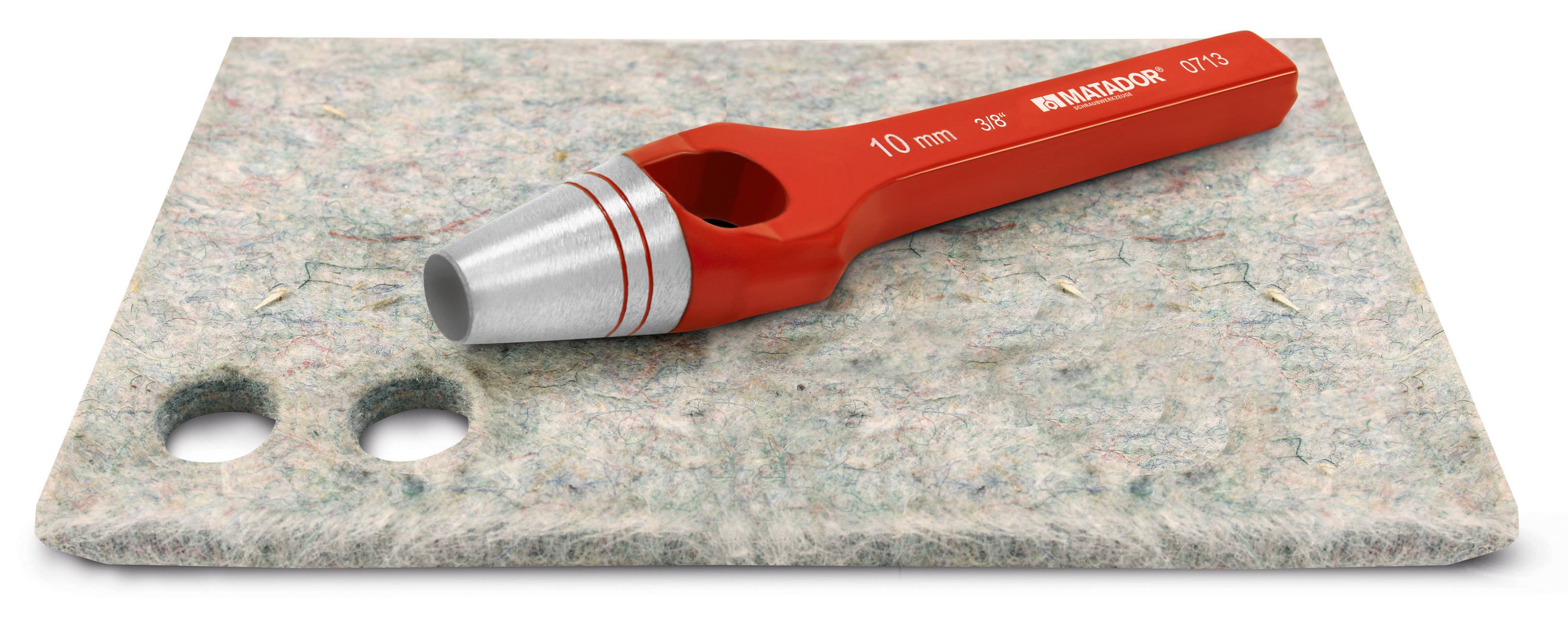 Ein roter Lochstanzer mit einem Loch auf der rechten Seite liegt auf einem grauen Filzstück mit zwei ausgestanzten Löchern.