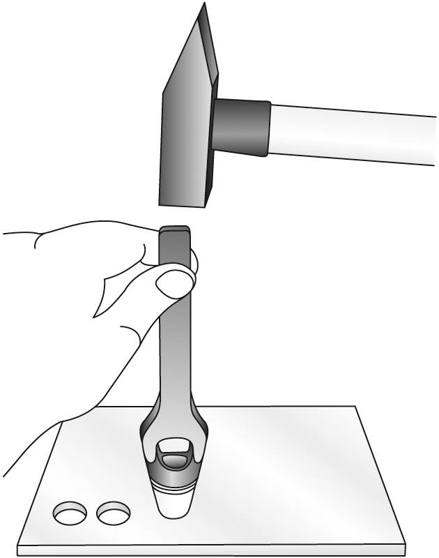 Ein Hammer schlägt auf einen Stanzwerkzeug, den eine Hand über ein Metallstück hält, um runde Löcher zu stanzen.