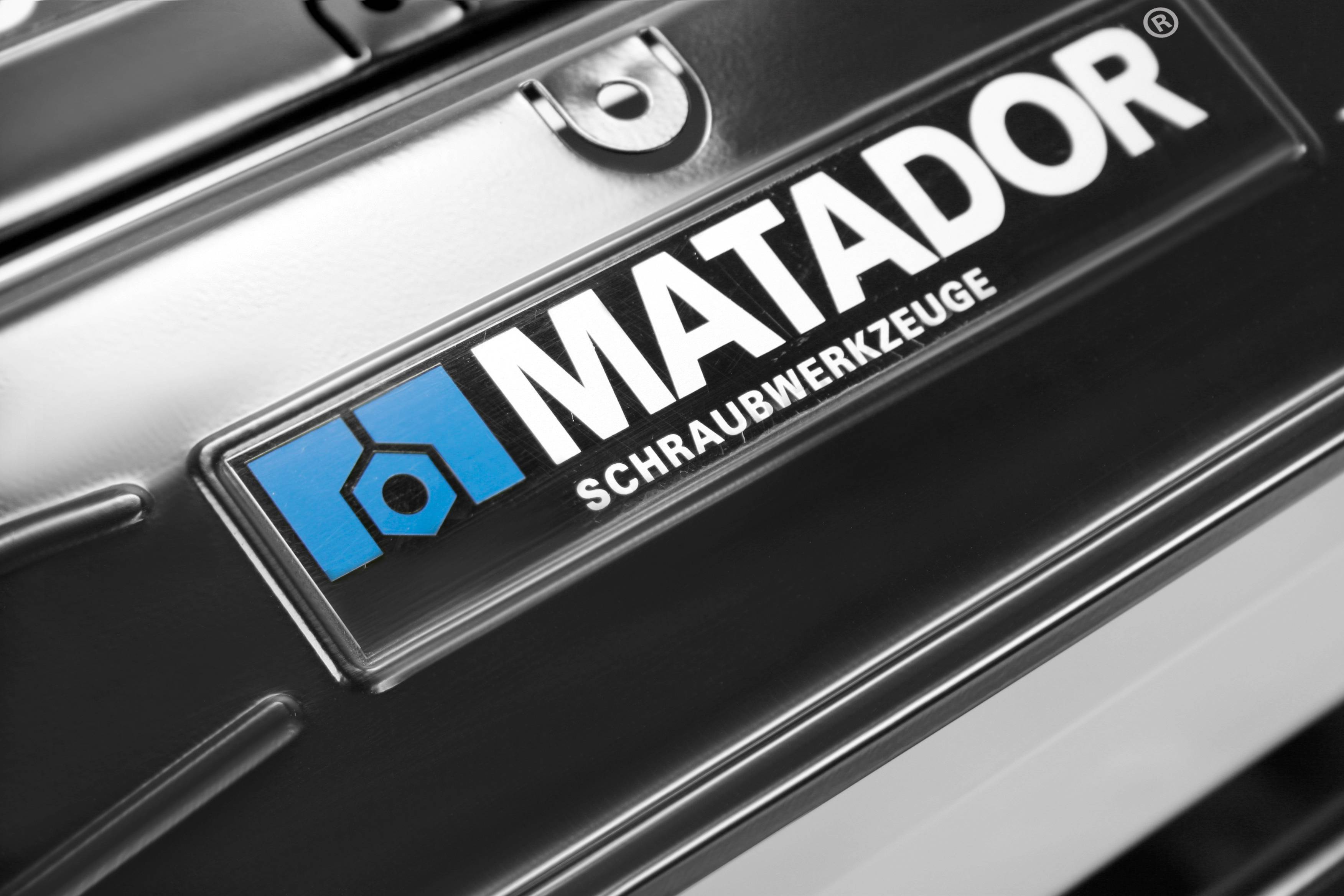 'Logo von MATADOR SCHRAUBWERKZEUGE' auf einer metallischen Oberfläche.