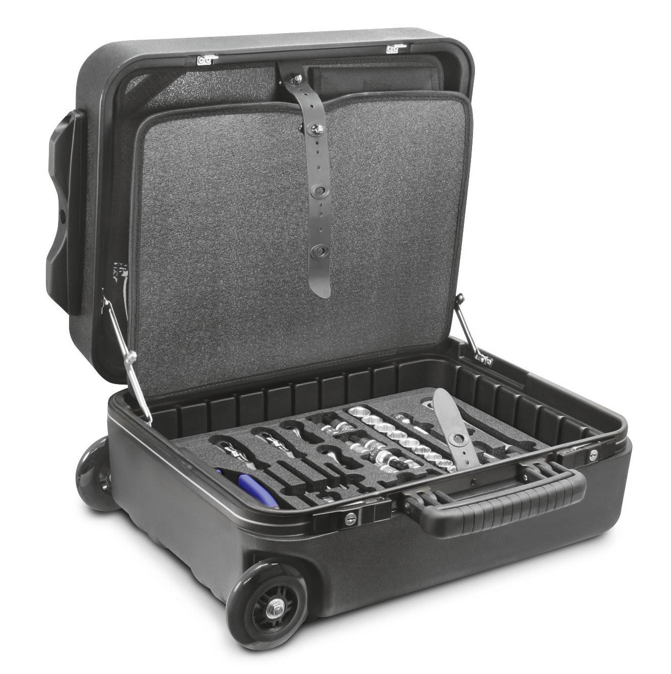 Ein geöffneter, schwarzer Werkzeugkoffer mit Rollen, der verschiedene Werkzeuge, darunter Schraubenschlüssel und Zangen, enthält.