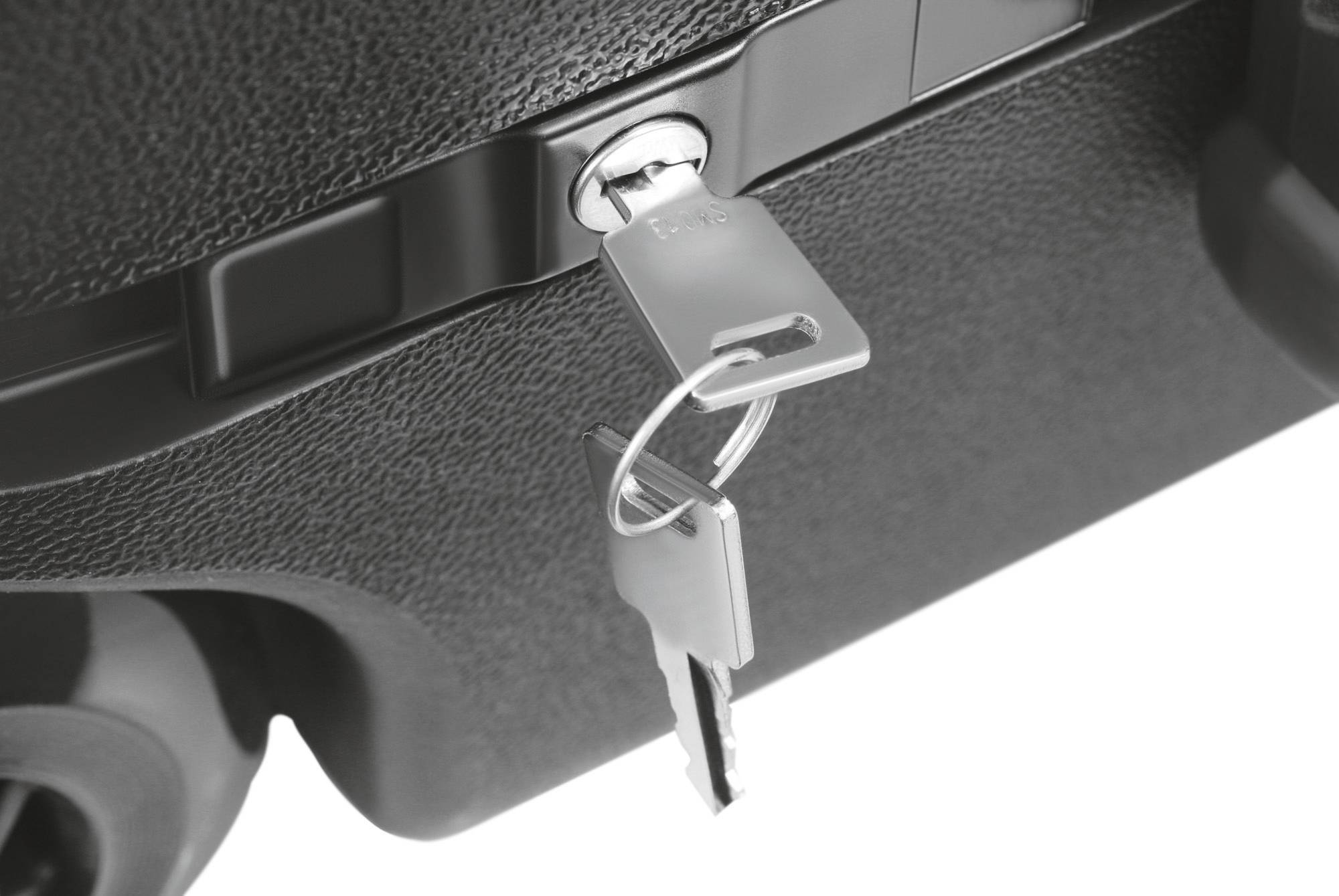 Schwarz-weißer Koffer mit eingestecktem Schlüssel im Schloss, zeigt Sperrmechanismus und Sicherheitsfunktion des Gepäcks.