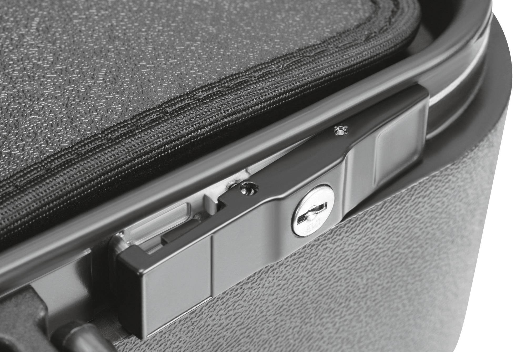 Nahaufnahme eines schwarzen Kofferverschlusses mit integriertem Zahlenschloss und Reißverschluss auf genarbter Oberfläche.