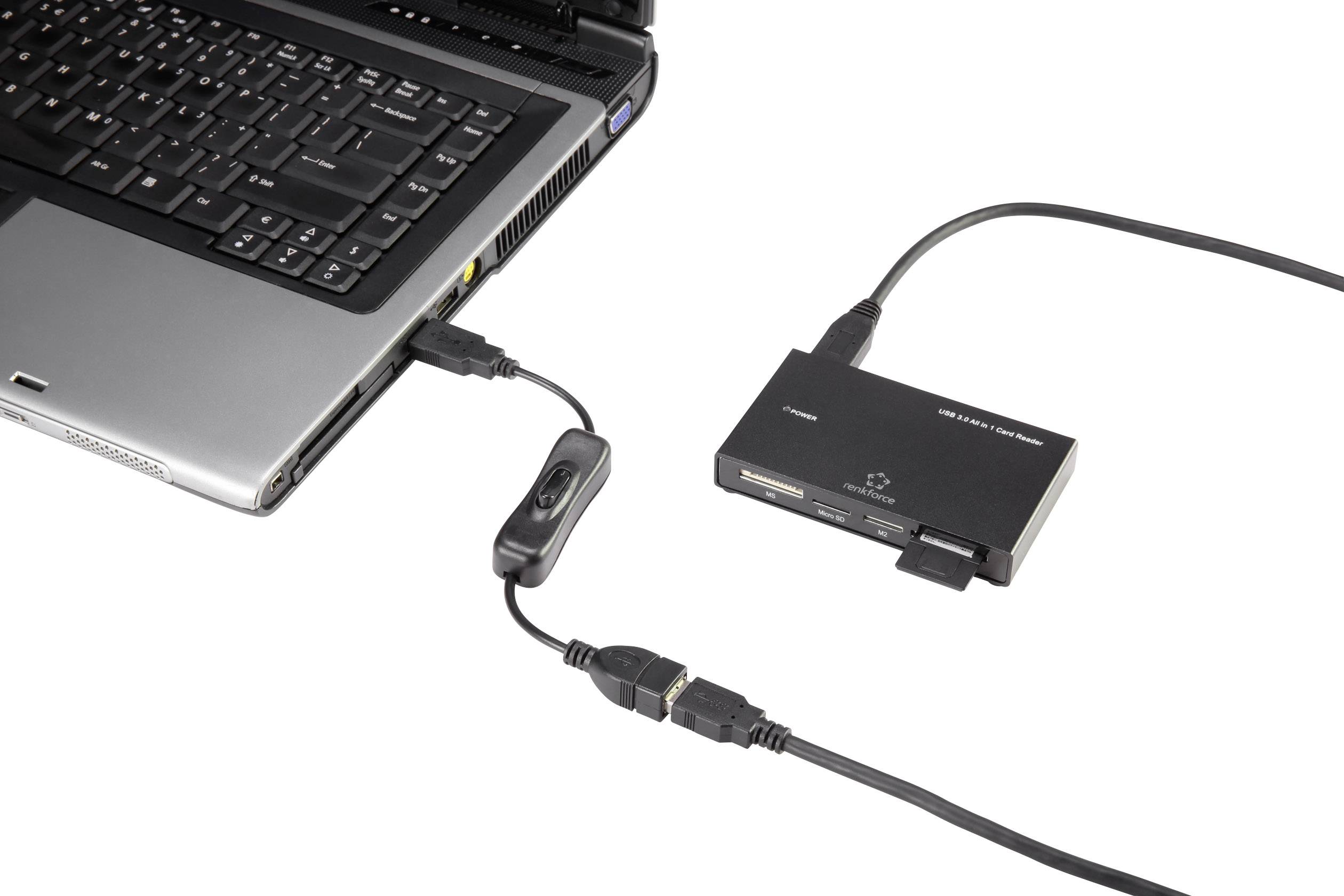 Laptop verbunden mit externer Festplatte durch ein USB-Kabel, zeigt eine Datenübertragungs- oder Speichererweiterungssituation.