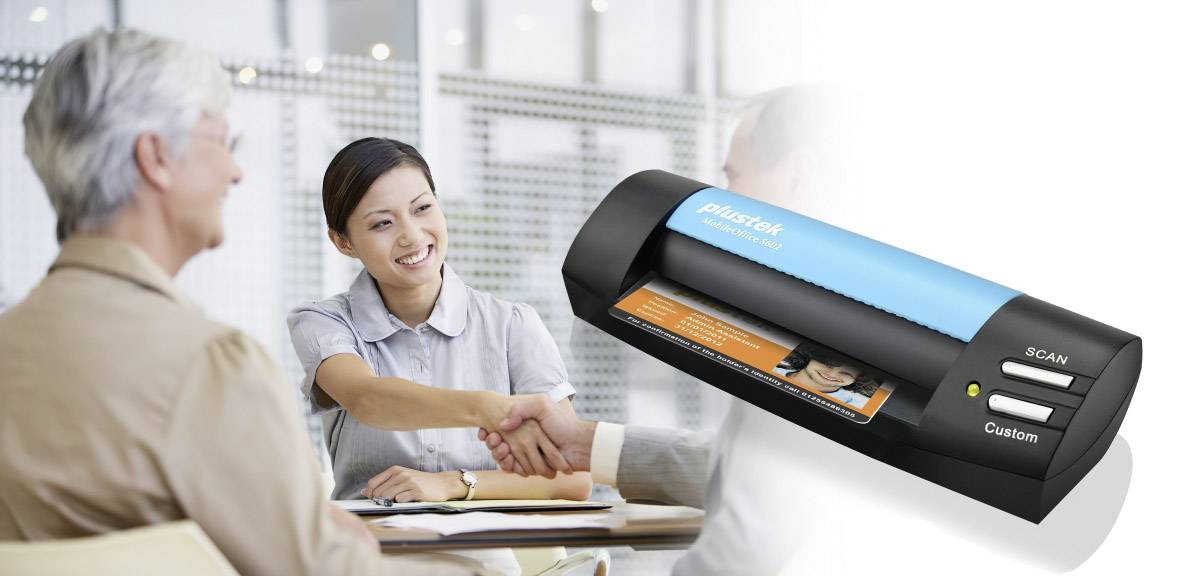 Ein Mann und eine Frau geben sich zur Begrüßung die Hand, während eine zweite Frau daneben sitzt und lächelt. Ein mobiler Scanner ist daneben abgebildet.