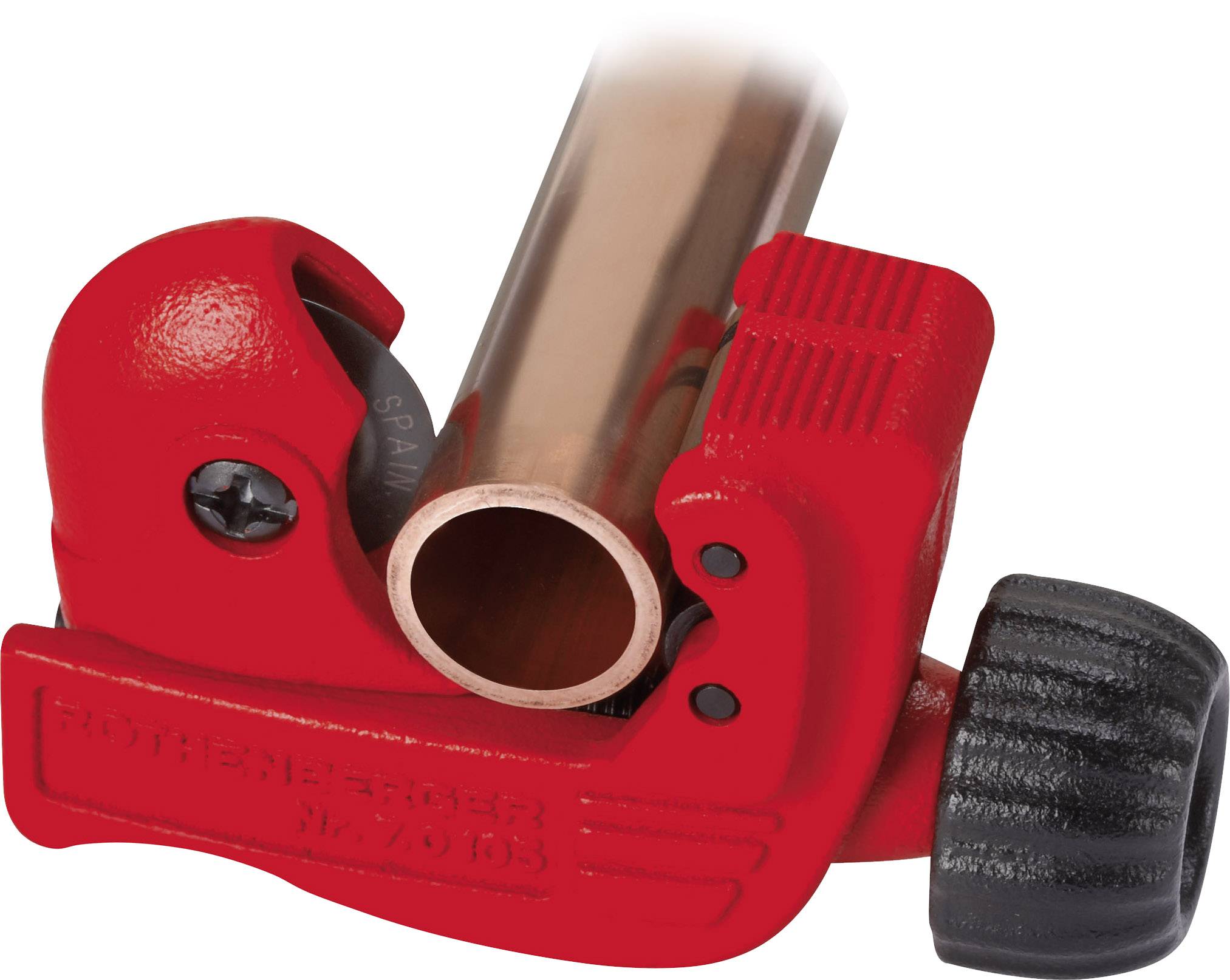 Ein rotes Rohrschneider-Werkzeug, das ein Kupferrohr umschließt, mit einem schwarzen Drehknopf zur Einstellung der Schneidekraft.