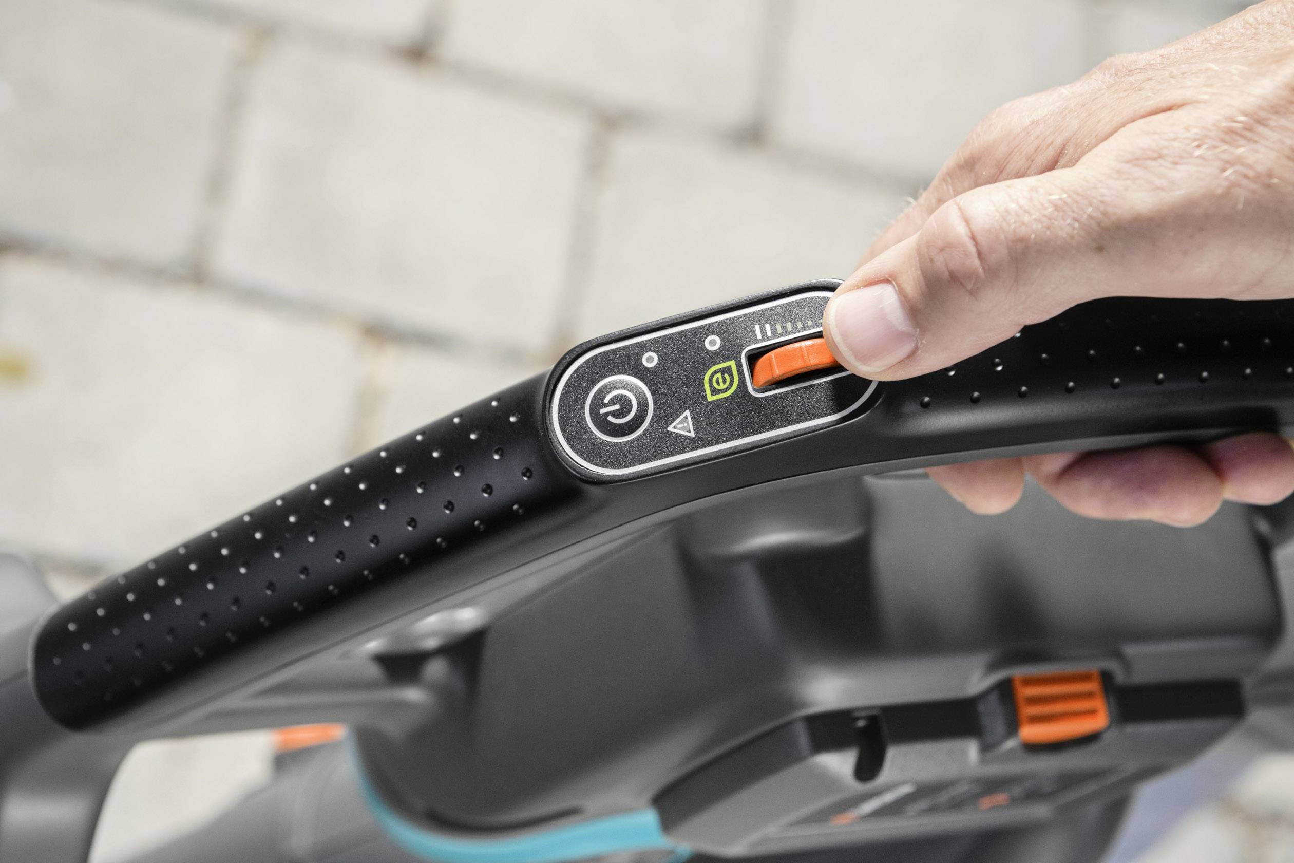 GARDENA PowerJet 40-Li Akku 09338-55 Laubbläser, Laubsauger, Laubhäcksler ohne Akku, fahrbar 36 V