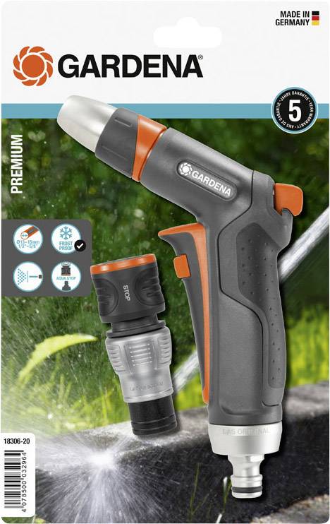 'GARDENA Premium' Bewässerungssprühdüse mit Anschlussstück vor einer sprühenden Wasserquelle. Hergestellt in Deutschland. 5 Jahre Garantie.