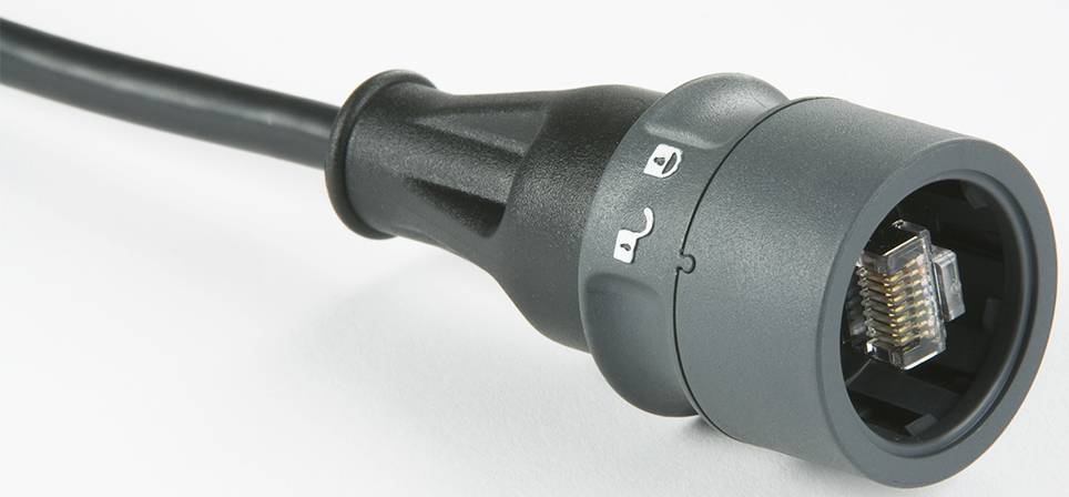 Ein schwarzes Netzwerkkabel mit einem speziellen Stecker. Der Stecker hat ein RJ45-Anschlussende und ist für datenintensive Anwendungen geeignet.