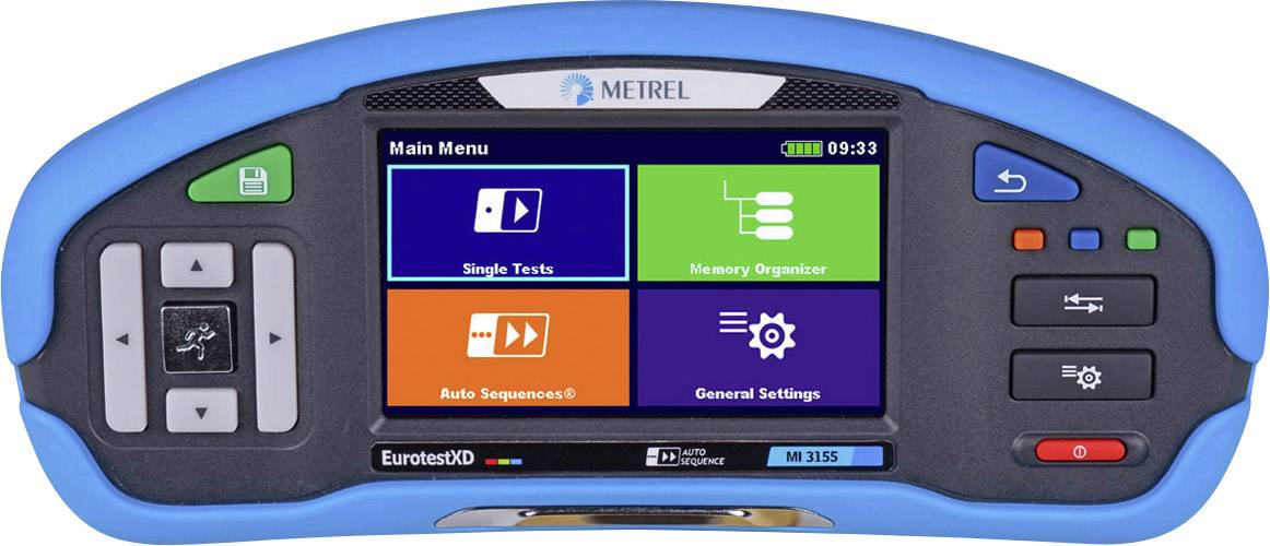 Ein tragbares Elektro-Prüfgerät mit Bildschirm, zeigt Hauptmenü mit Optionen: 'Single Tests', 'Memory Organiser', 'Auto Sequences', 'General Settings'.