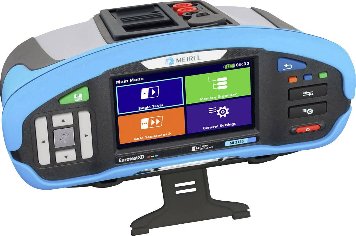 Ein tragbares elektrisches Prüfgerät mit Farbdisplay, zeigt Optionen wie 'Single Tests', 'Auto Sequence' und 'General Settings'.