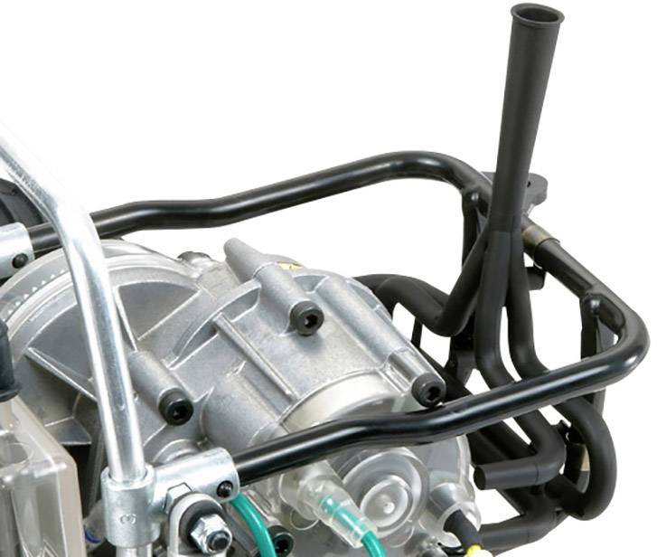 Ein Motor mit sichtbaren Leitungen und Schläuchen, metallisch und komplex aufgebaut, zeigt Details einer technischen Komponente.