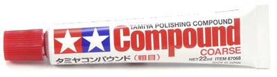 Eine Tube 'Tamiya Polishing Compound Coarse', 22 ml, mit rotem Verschluss, verwendet zum Polieren von Modelloberflächen.