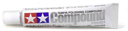 Tamiya Polishing Compound: Weiße Tube mit roten und blauen Sternen. Text: 'Tamiya Polishing Compound Finish'.