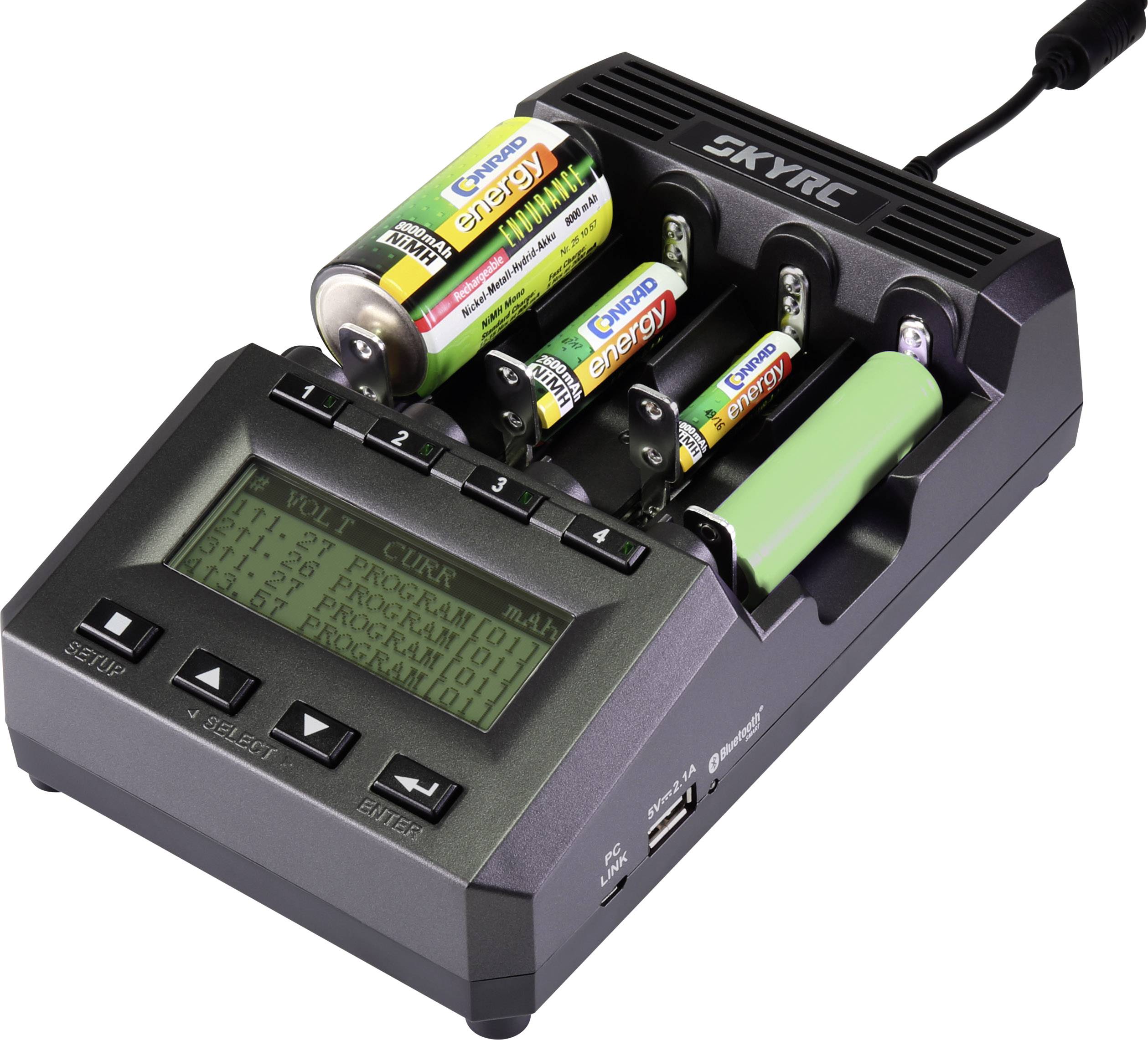 Ladegerät von SKYRC lädt vier Batterien in verschiedenen Größen. Digitalanzeige zeigt Ladeinformationen. USB-Port an der Seite.