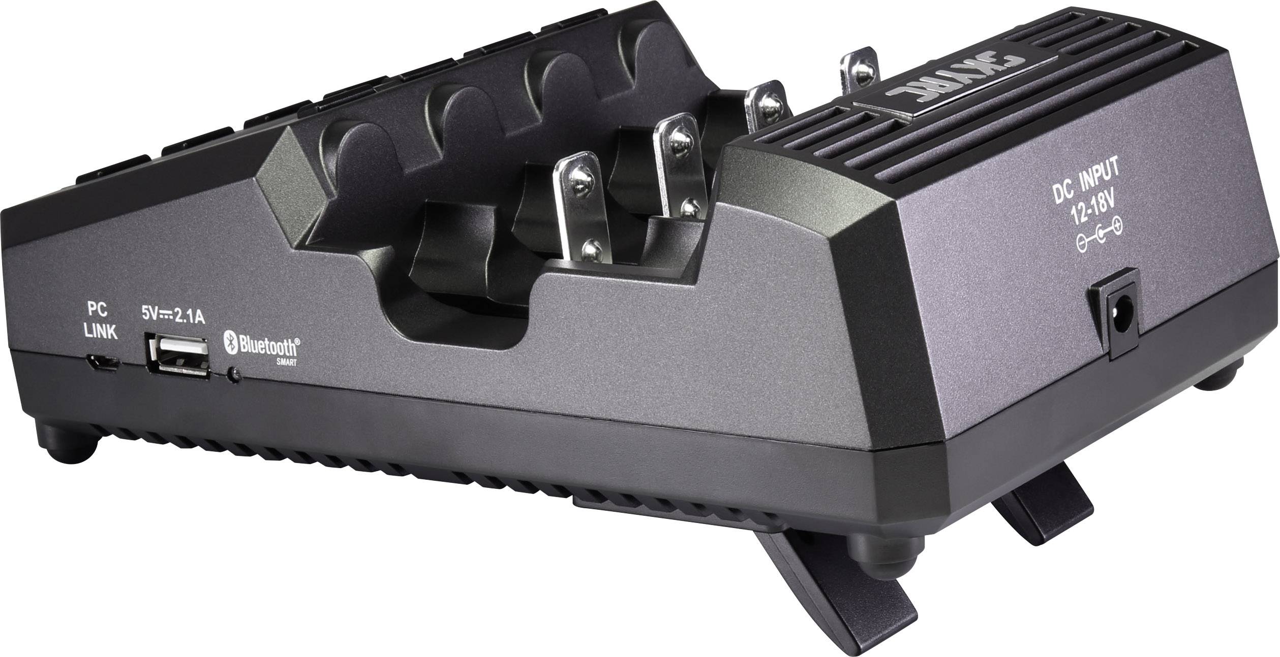 Schwarzes Ladegerät mit Bluetooth-Funktion, PC-Anschluss und vier Ladeschächten für Akkus. 12–18V DC-Eingang, kompakte Bauweise.
