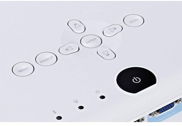 Ein weißes Bedienfeld eines Projektors mit Tasten für Menü, Quelle, Enter, Navigation und Power.