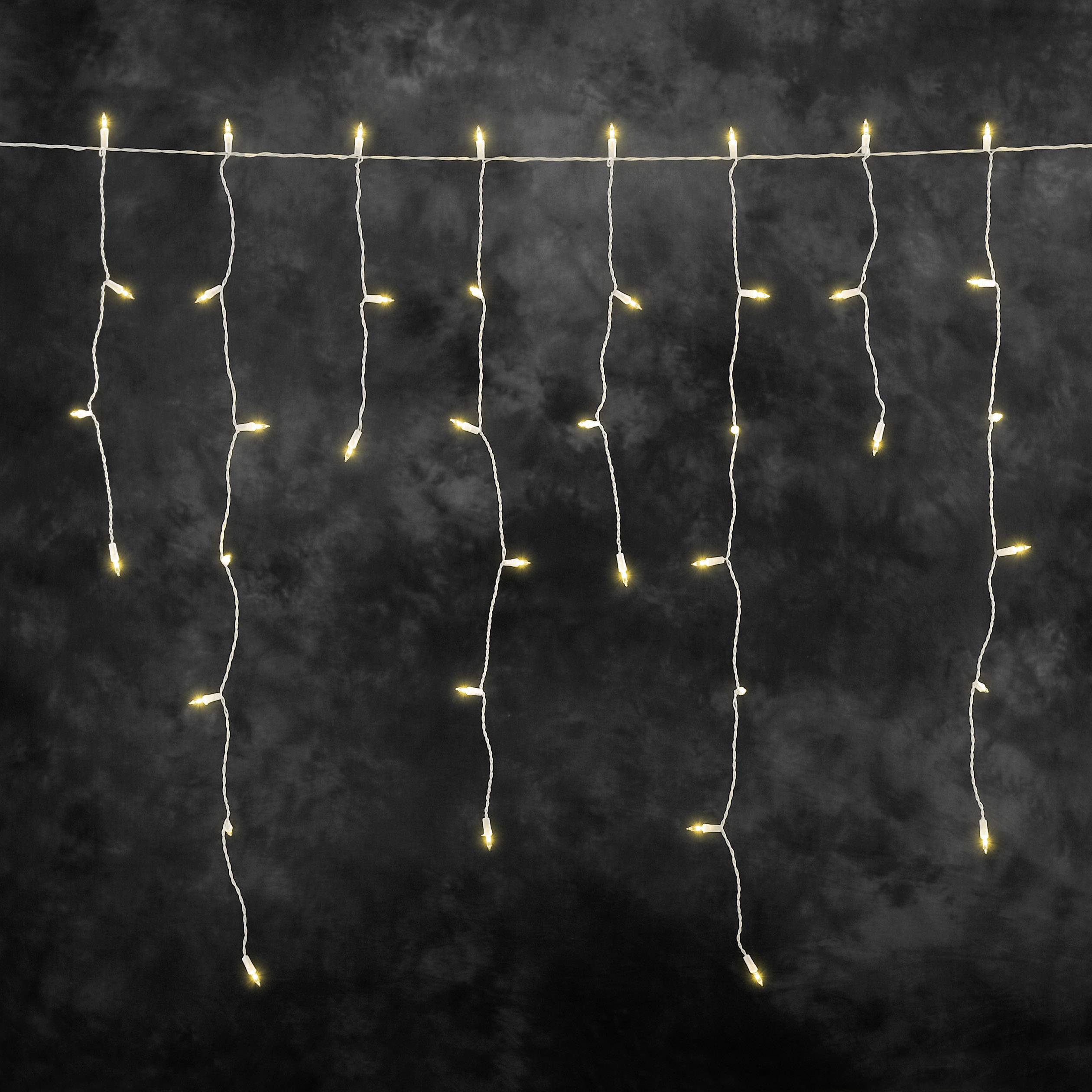 Lichterkette mit warmweißen Lichtern vor dunklem Hintergrund. Ideal für festliche oder gemütliche Beleuchtung.