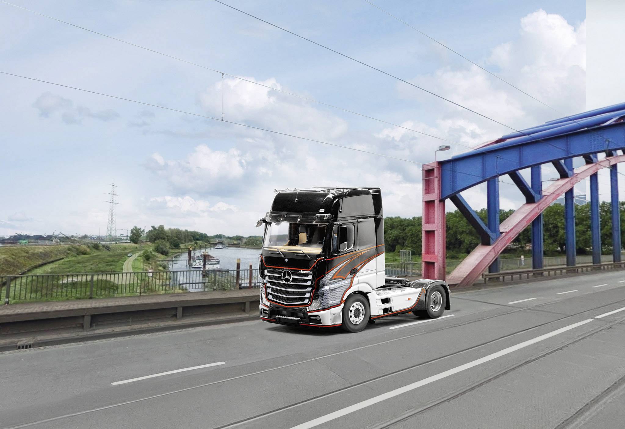 Revell 07439 Mercedes-Benz Actros MP4 Automodell Bausatz 1:24