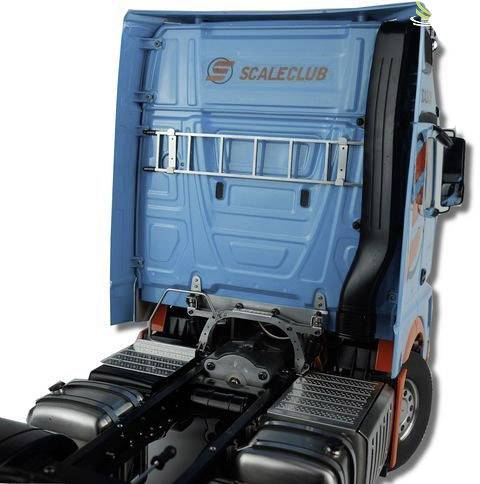 Ein Modell-Lkw mit blauer Fahrerhausrückseite und 'SCALECLUB'-Logo. Der hintere Rahmen und zwei Tanks sind sichtbar.