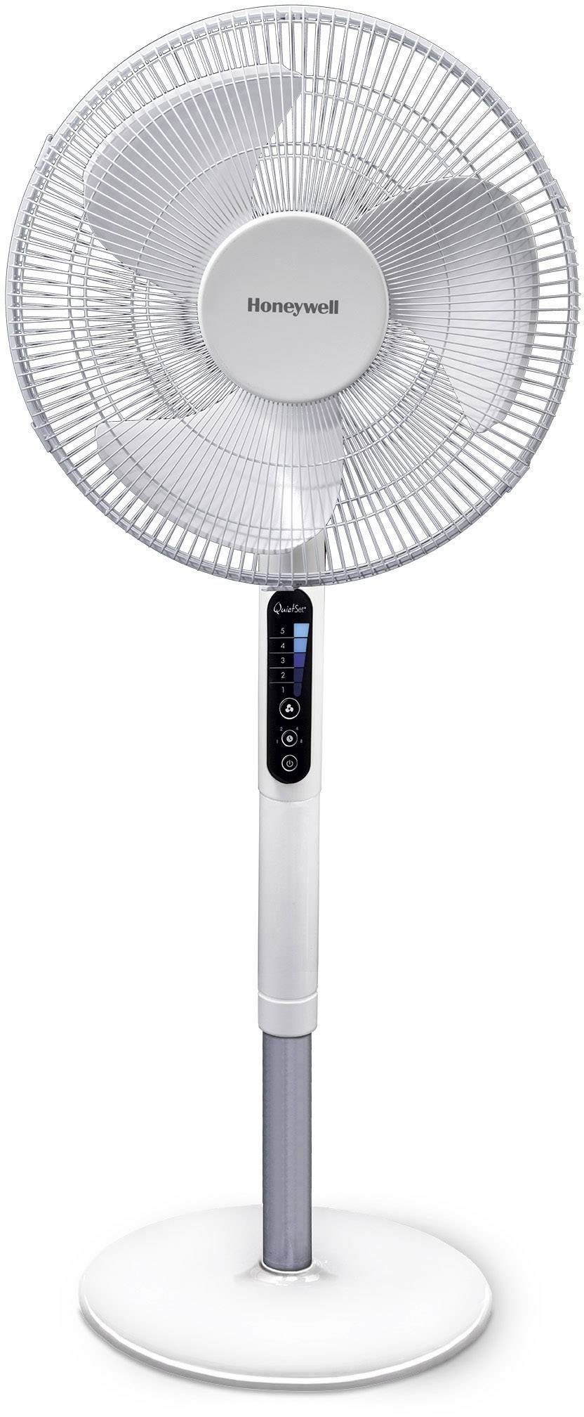 Ein weißer Standventilator mit digitalem Bedienfeld zeigt verschiedene Geschwindigkeitsstufen.
