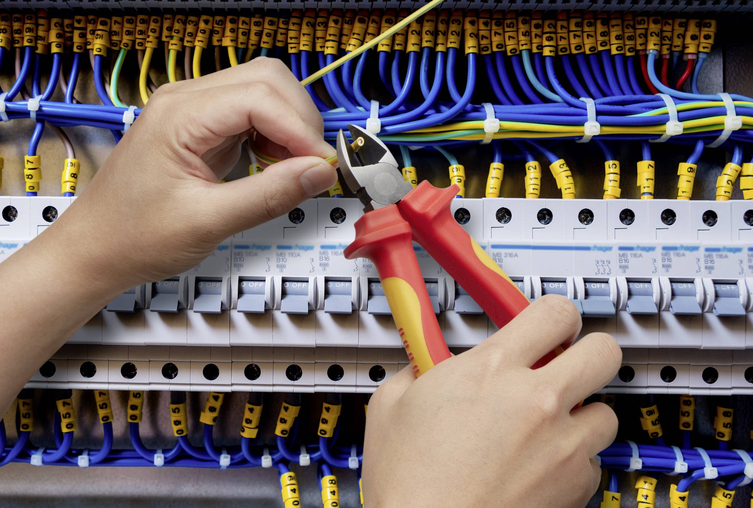 TOOLCRAFT  TO-5017524 Elektriker Werkzeugset im Koffer 29teilig