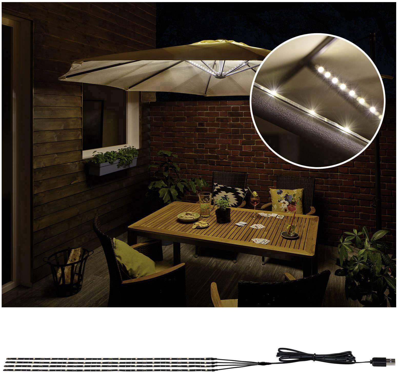 Gemütlicher Terrassentisch bei Nacht, beleuchtet von LED-Lichtern unter einem Sonnenschirm. Nahansicht der LED-Streifen im Kreis.