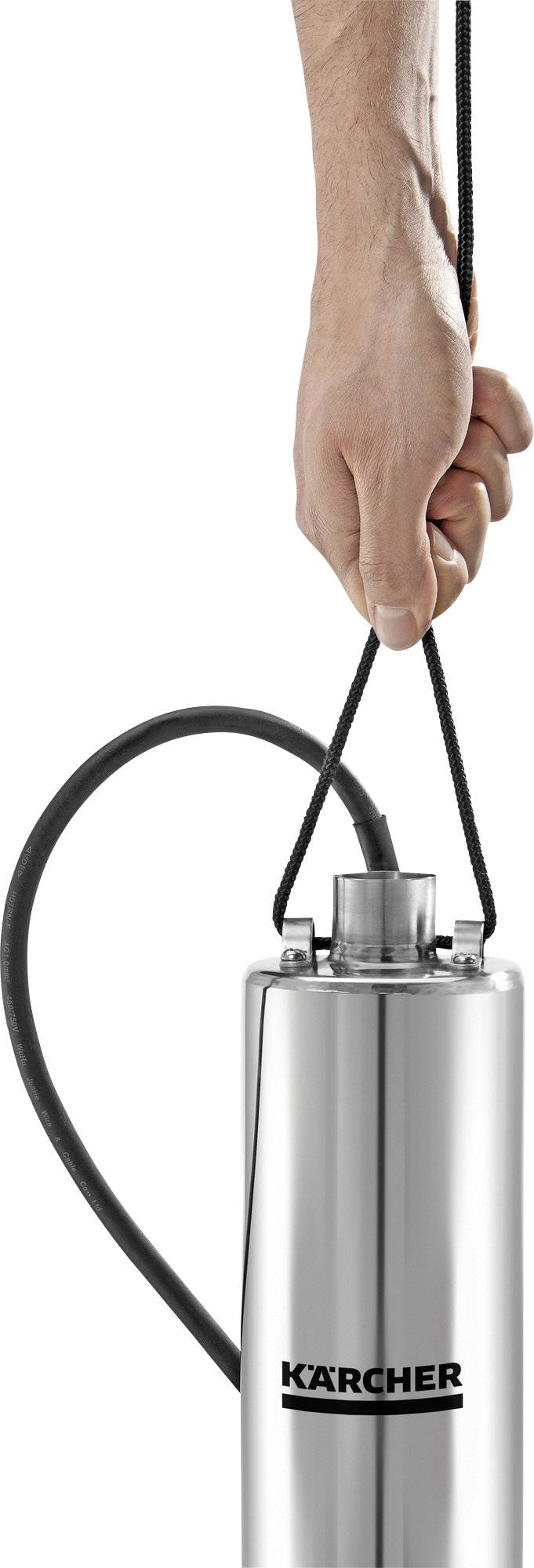 Eine Hand hält einen metallischen Reinigungsbehälter von Kärcher mit einem Schlauch.