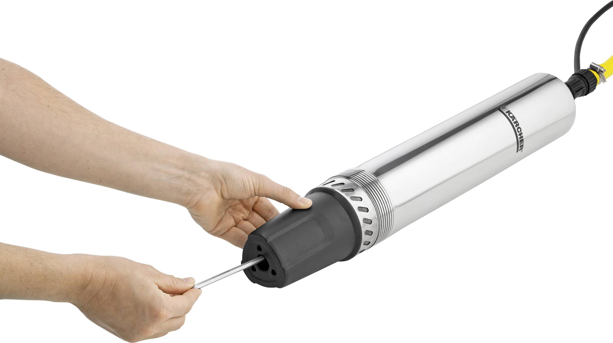 Eine Person hält ein langes, metallisches Gerät mit schwarzem Griffteil und zieht einen dünnen Metallstab heraus.